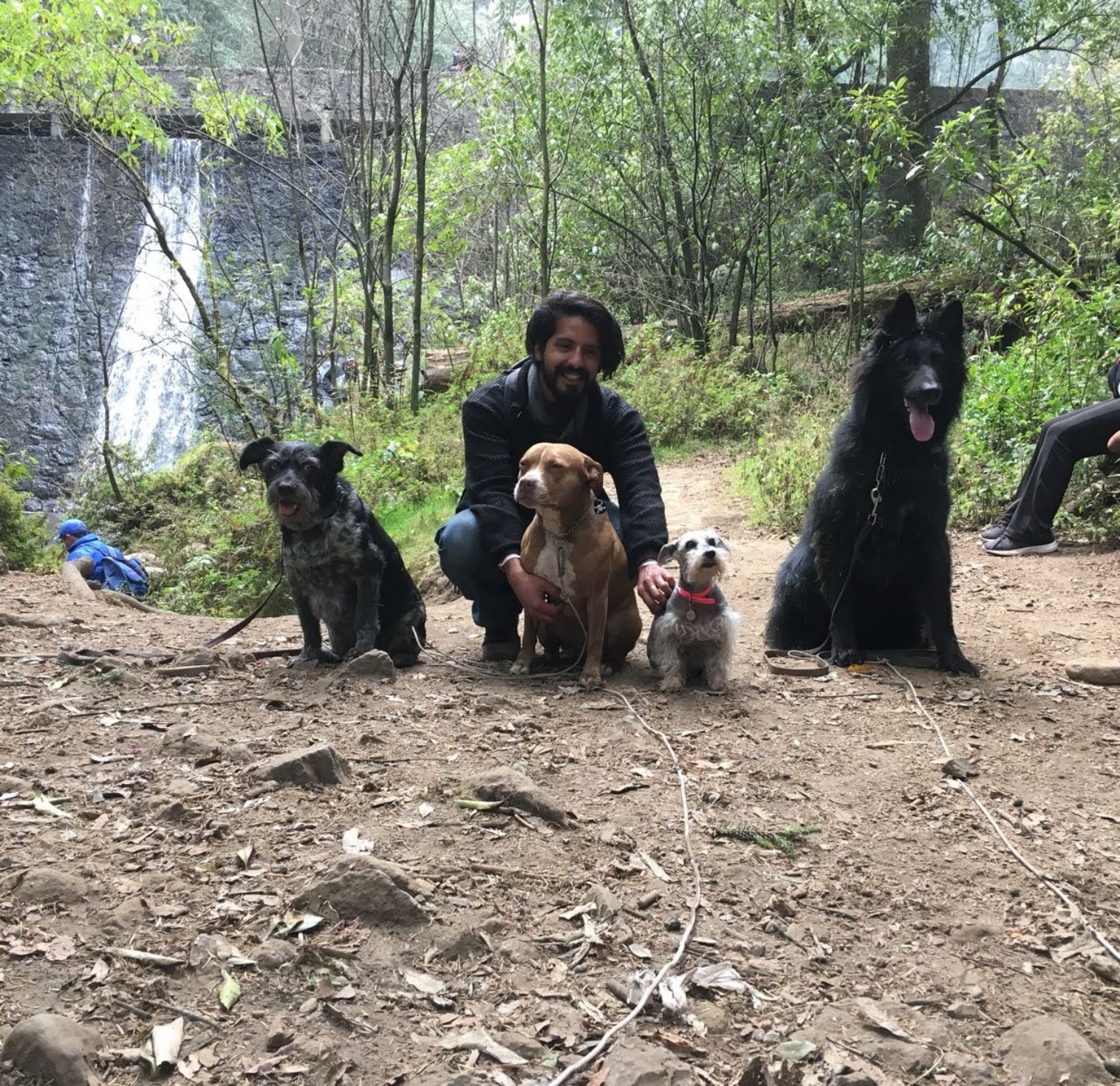 Amaury con varios perros al aire libre, representando el ecosistema de Grupo Hunnab