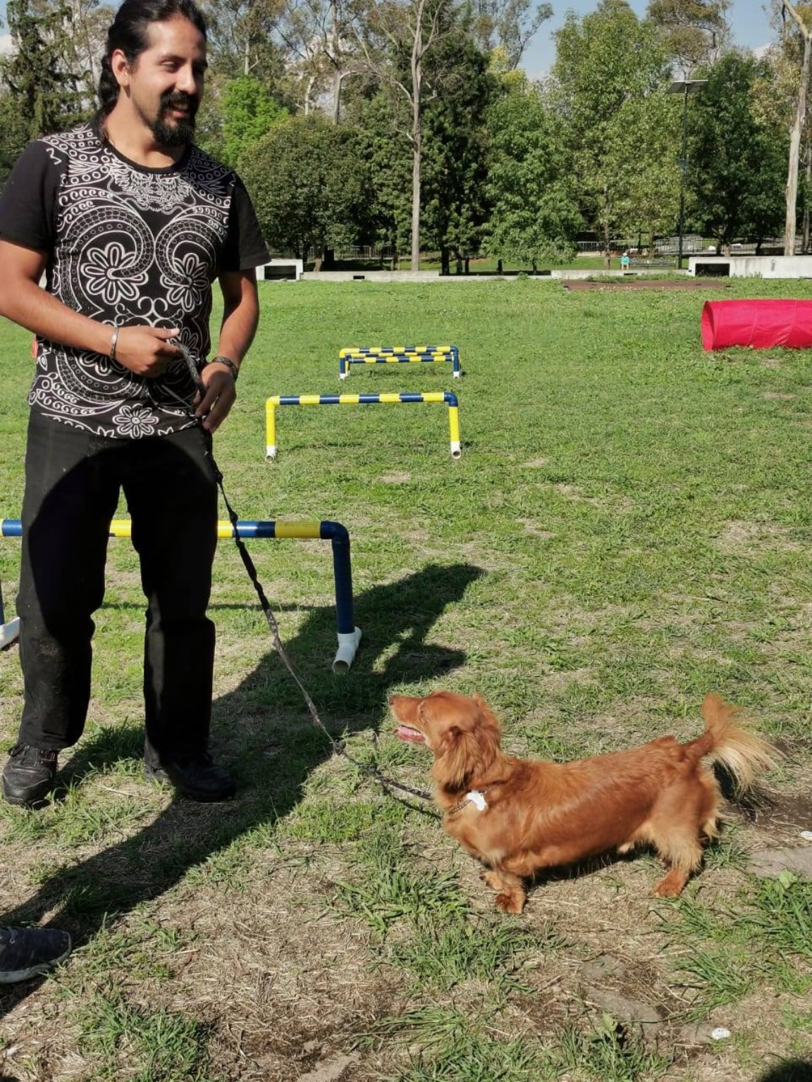 Amaury trabajando con un perro durante una sesión de Hunnab Kaans